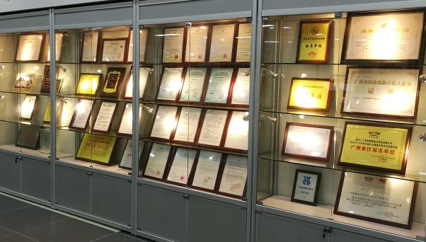 2014 —— 凭借创新产品设计与卓越娱乐体验，公司荣获多项行业荣誉，品牌影响力持续提升。
