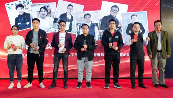 2016 —— 引入先进电子技术与仿真技术，持续优化产品性能，提升设备智能化与互动体验。