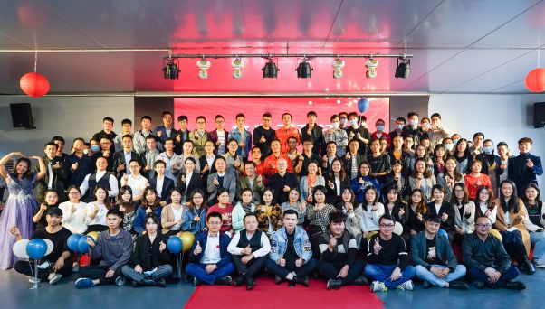 2023 —— 积极拓展全球市场，与更多合作伙伴建立联系，持续提升品牌国际影响力。